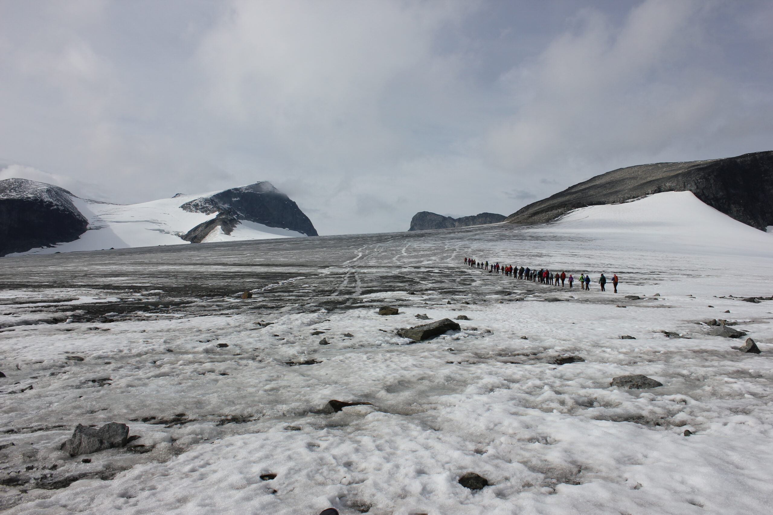 Die Gruppe vor uns geht als erstes über den Gletscher