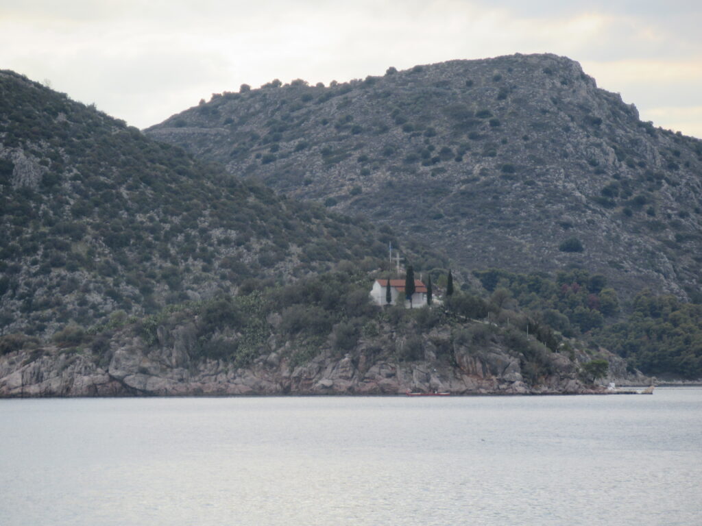 Die Insel Romvi in der Bucht von Tolo