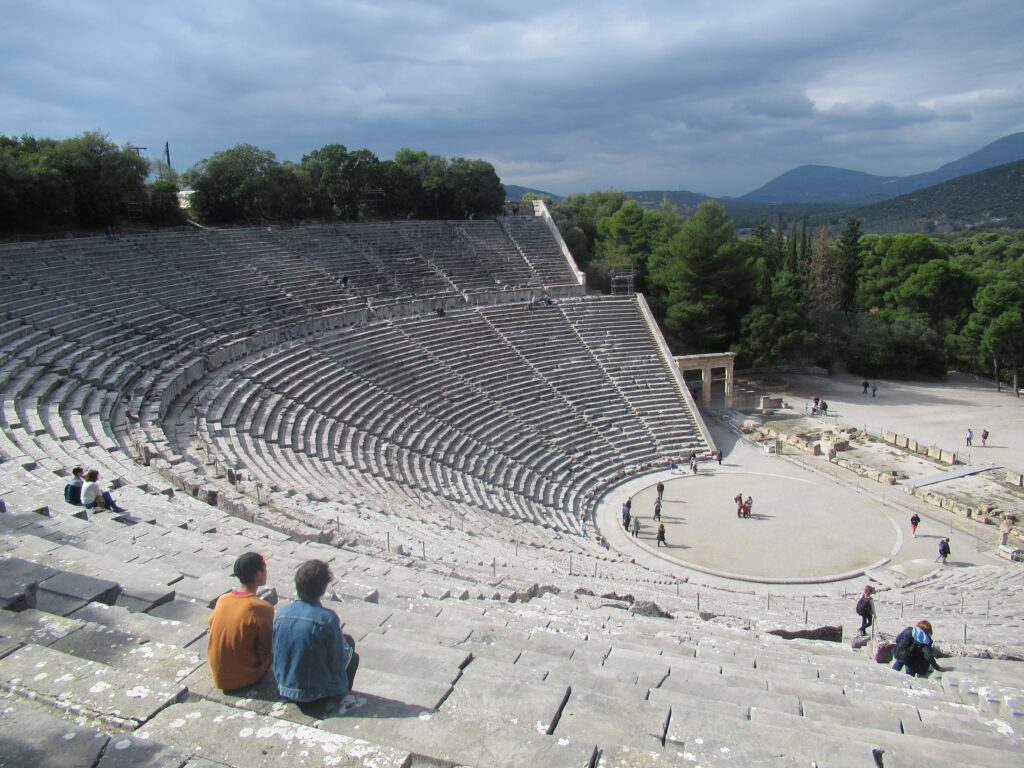 Aussicht von den oberen Sitzreihen des antiken Theaters in Epidauros