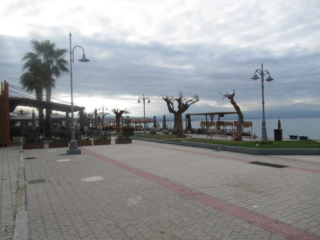 Strandpromenade in Korinth