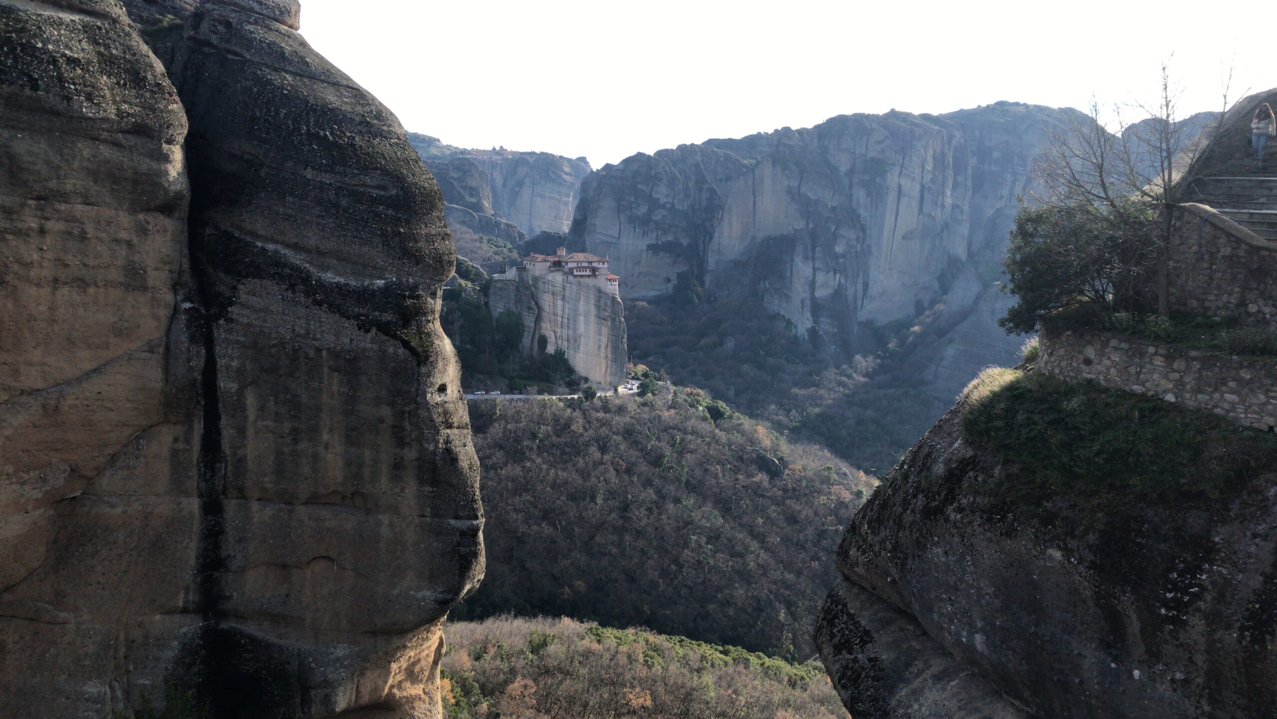 Typisch: Ein Meteora Kloster an einem unzugänglichen Ort