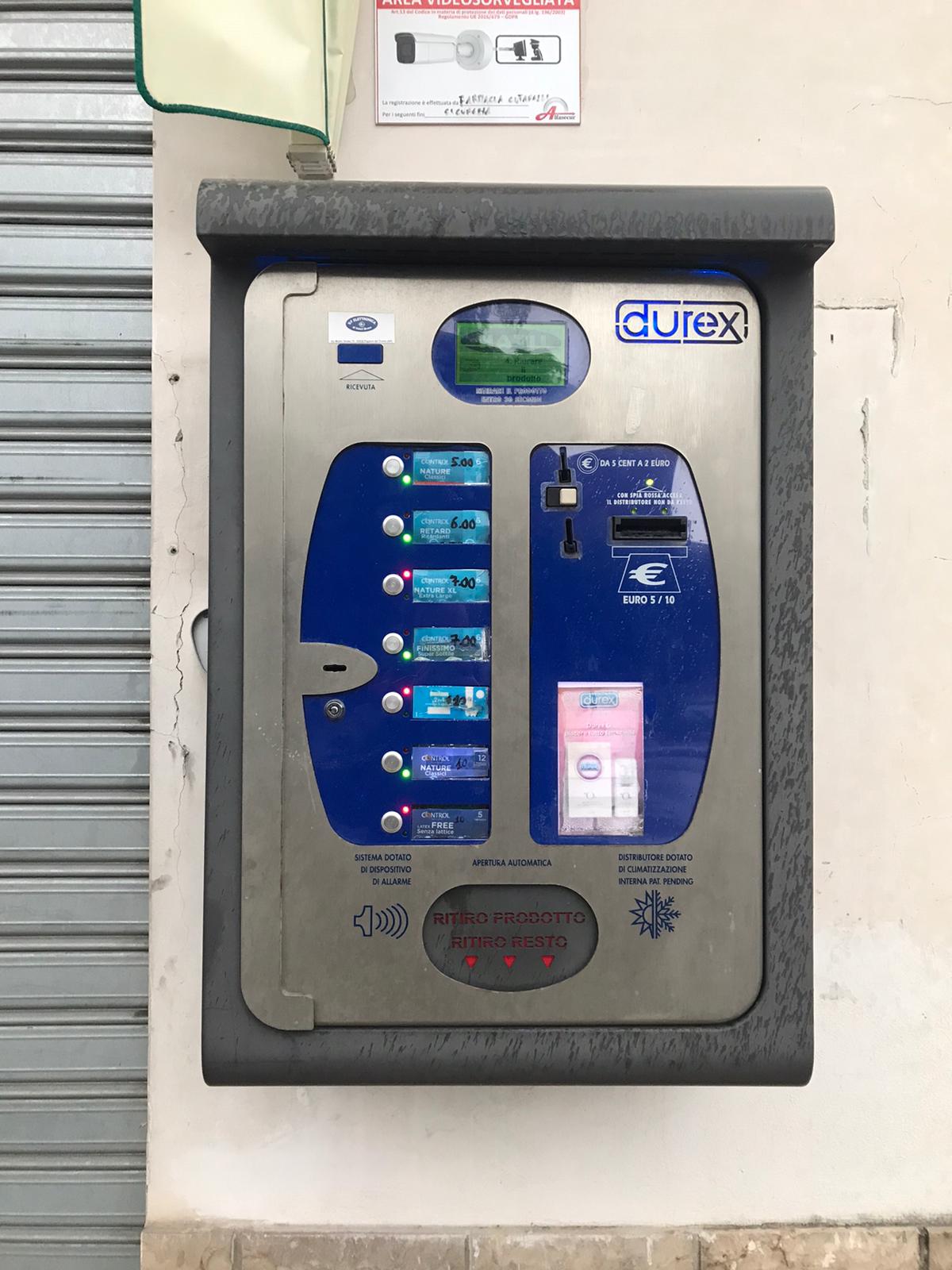 Kondomautomat vor einer Apotheke