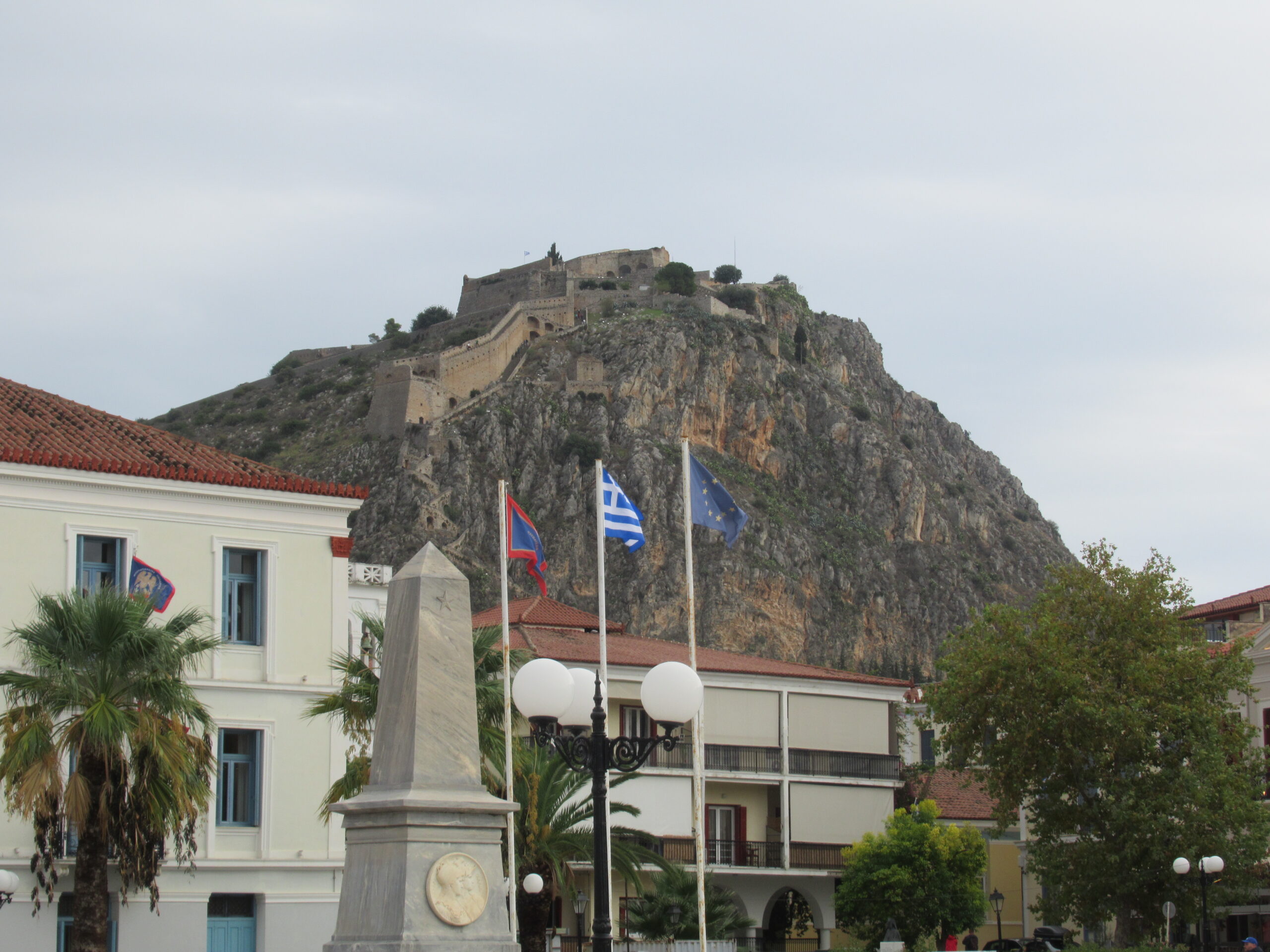 Stadtplatz von Nafplio mit der Festung Palmidi im Hintergrund