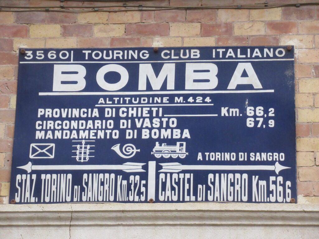Willkommen im Ort namens Bomba