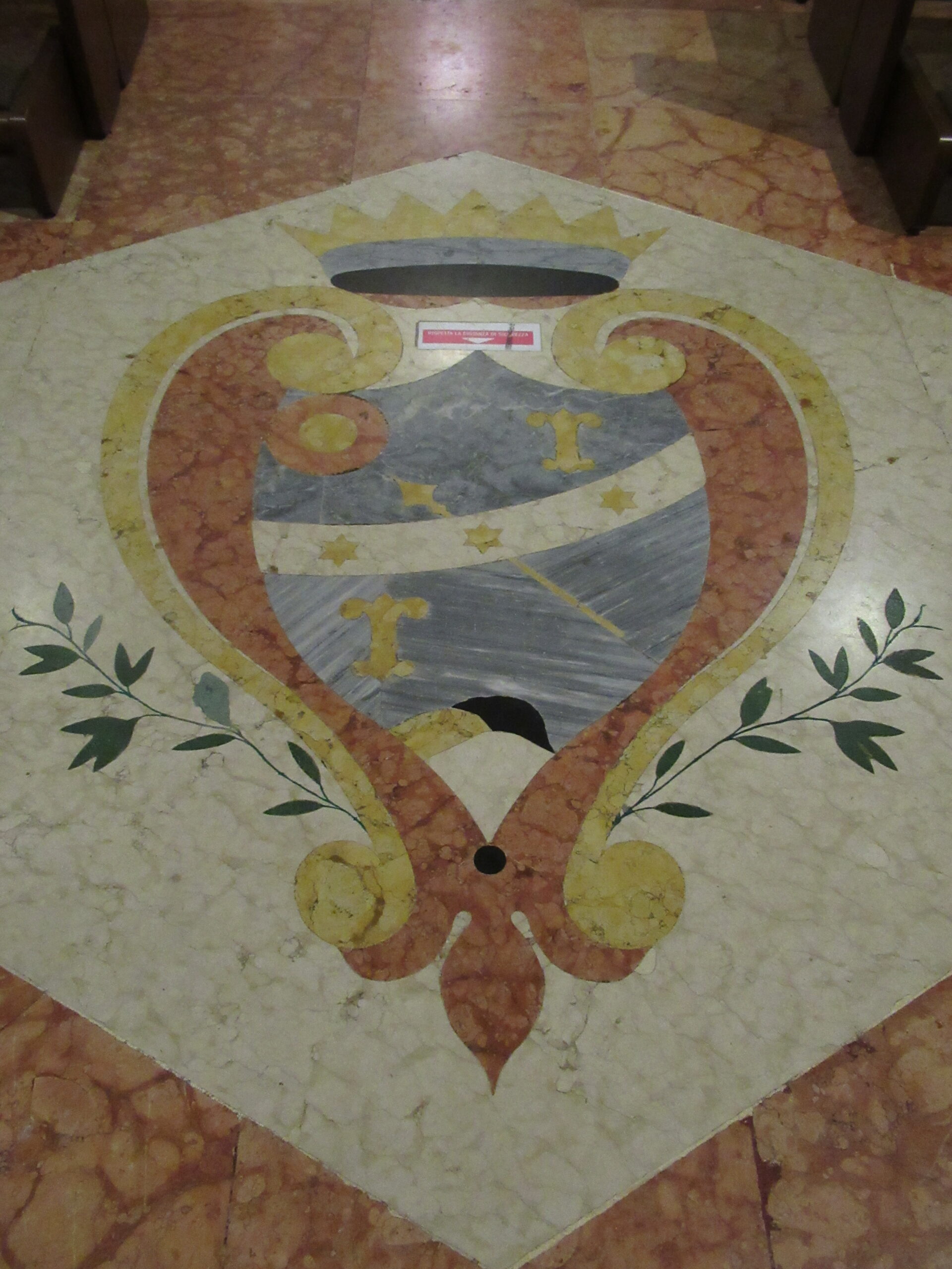 Wappen auf dem Fußboden einer Kirche