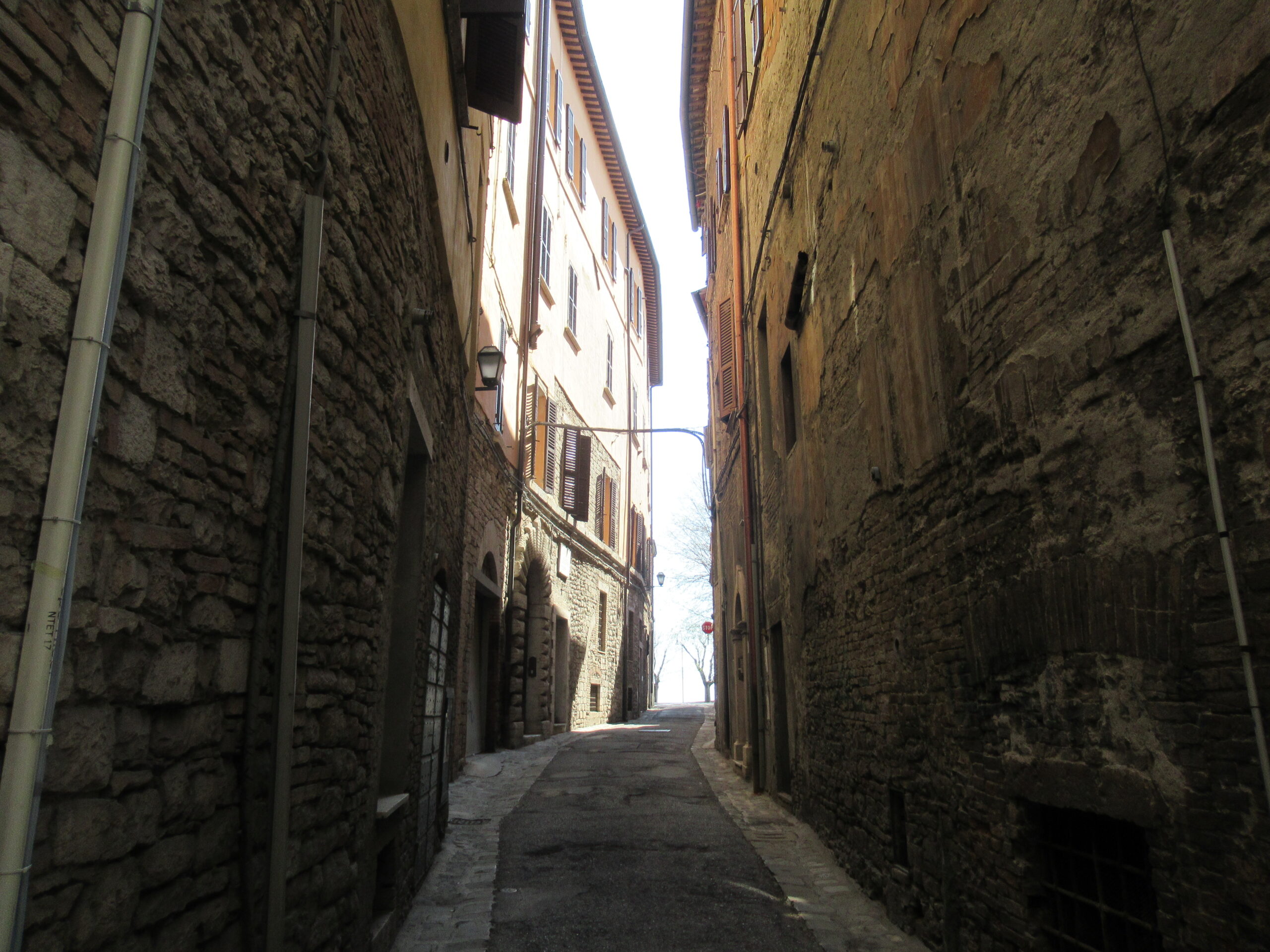 Schmale Seitengasse in der Altstadt von Perugia