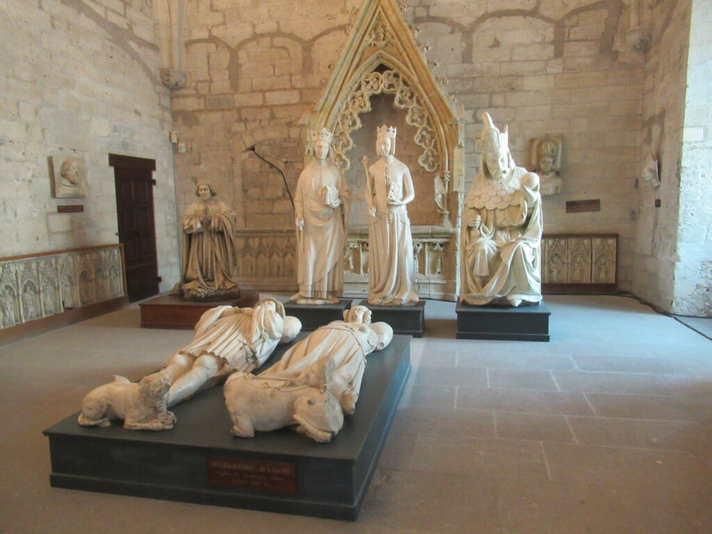 Statuen im Papstpalast