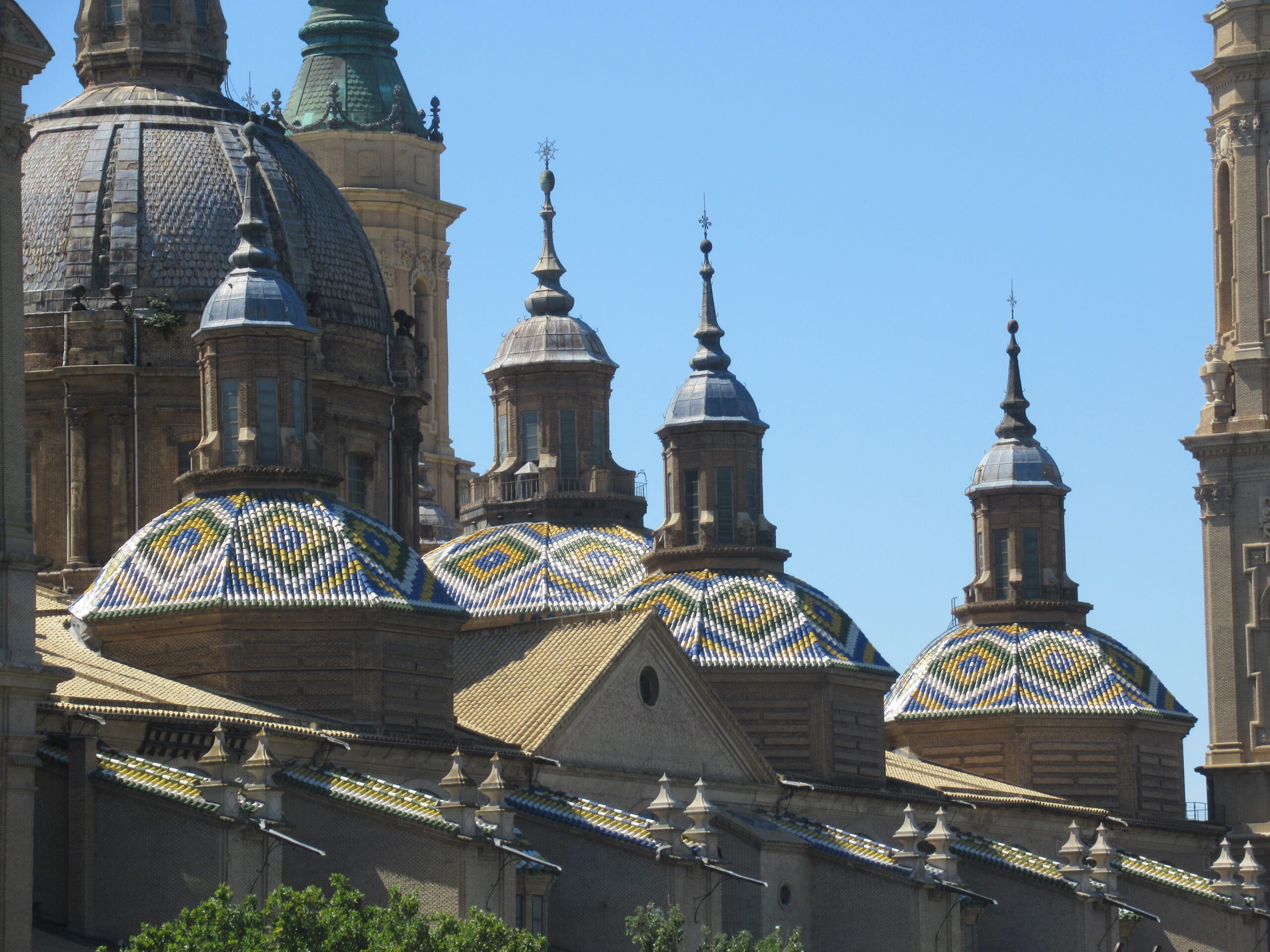 Die Kuppeln der Kathedrale in Zaragoza