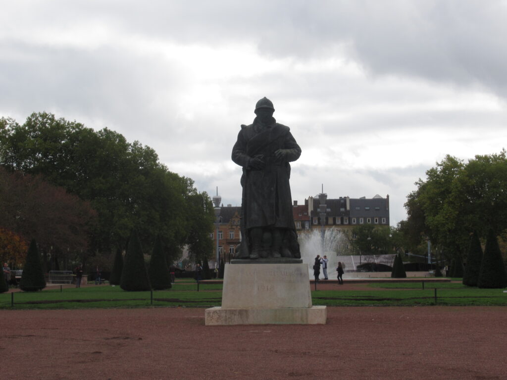 Park mit Soldatendenkmal des Ersten Weltkriegs